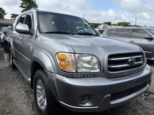 Toyota Sequoia 2004 Silver
