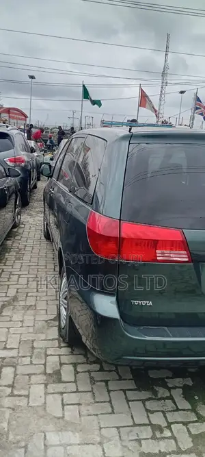 Toyota Sienna 2004 Green