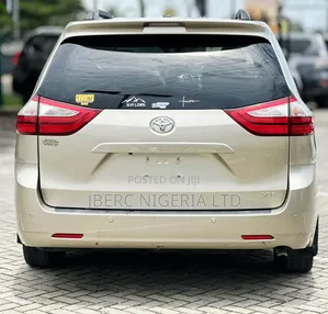 Toyota Sienna 2016 Gold