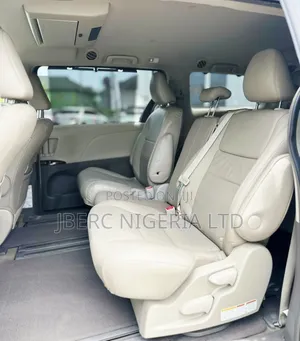Toyota Sienna 2016 Gold