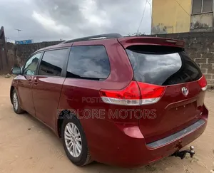 Toyota Sienna 2013 Red