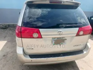 Toyota Sienna 2005 Gold