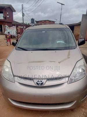 Toyota Sienna 2009 Gold