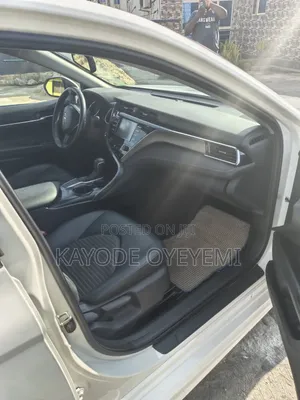 Toyota Camry SE FWD (2.5L 4cyl 8AM) 2018 White