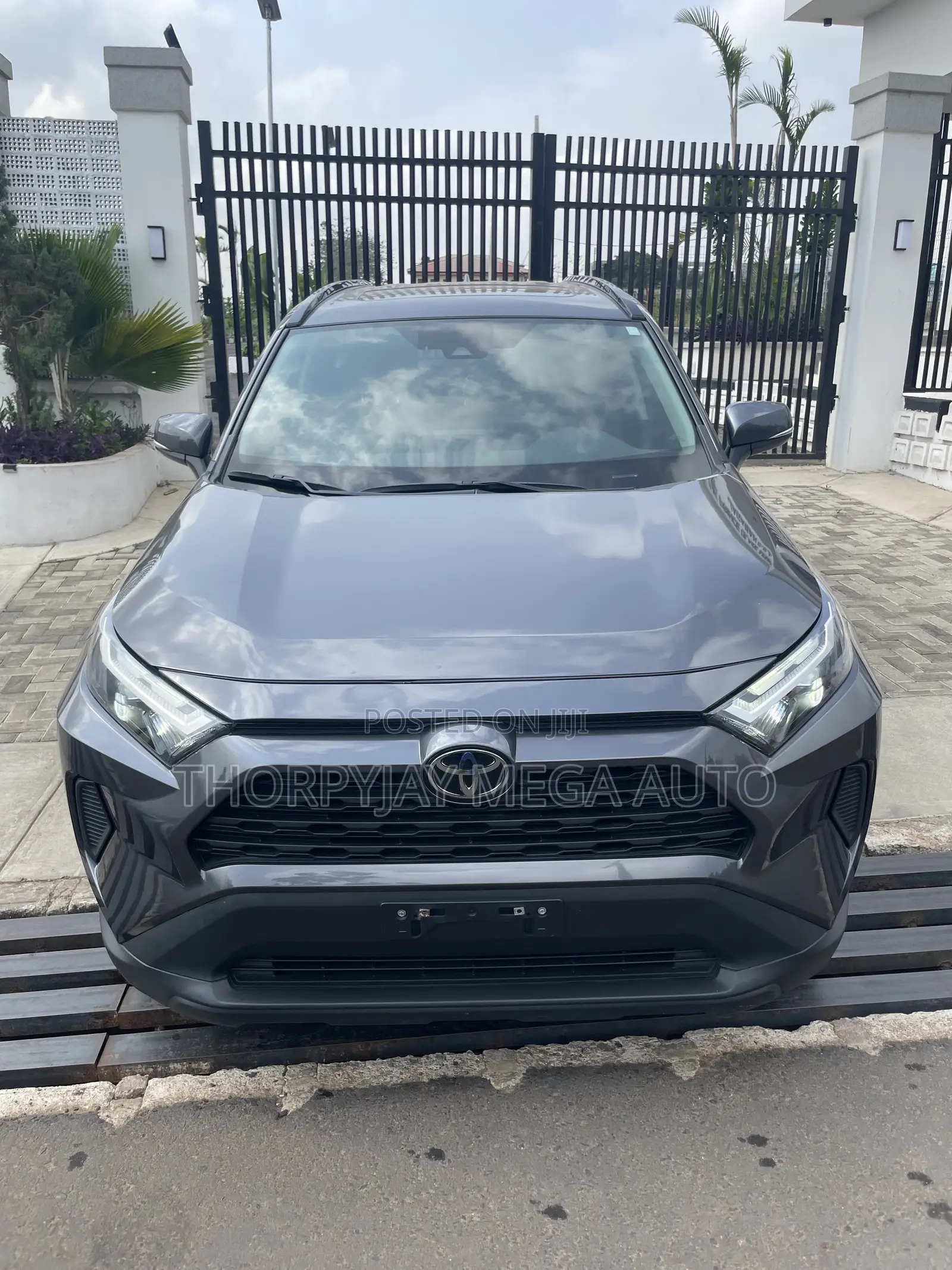 Toyota RAV4 XLE 2022 Gray