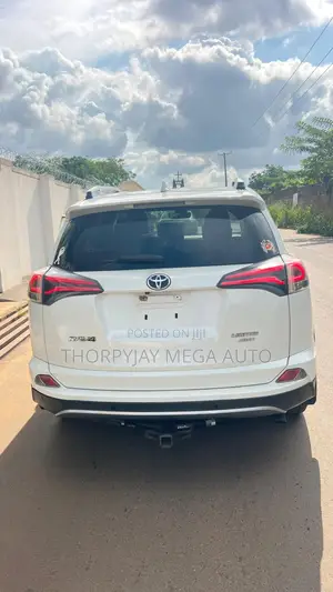 Toyota RAV4 Limited AWD (2.5L 4cyl 6A) 2017 White