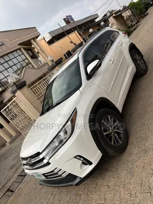 Toyota Highlander XLE 4x2 V6 (3.5L 6cyl 8A) 2018 White