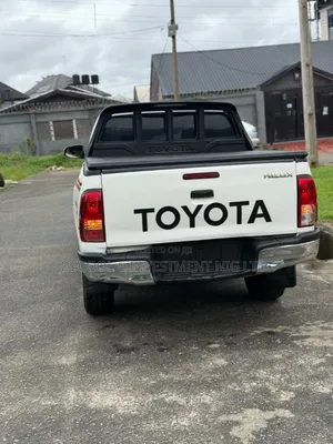 Toyota Hilux 2.5 D-4D 4X4 SRX 2012 White