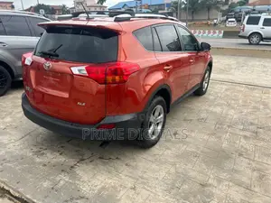 Toyota RAV4 XLE 4dr SUV (2.5L 4cyl 6A) 2015 Orange