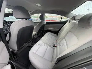 Hyundai Elantra SE Sedan FWD (2.0L 4cyl 6M) 2017 Gray