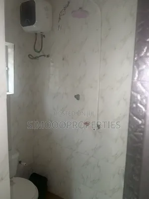 2bdrm Block of Flats in Royal Garden, Lakowe for rent