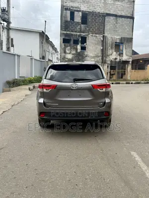 Toyota Highlander LE 4dr SUV AWD (3.5L 6cyl 6A) 2015 Gray