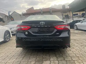 Toyota Camry SE FWD (2.5L 4cyl 8AM) 2018 Black