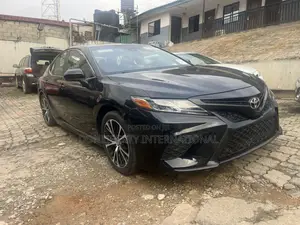 Toyota Camry SE FWD (2.5L 4cyl 8AM) 2018 Black