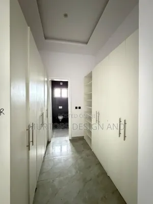 3bdrm Apartment in Ademola Adetokunbo for rent
