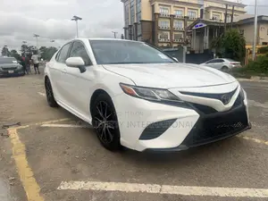 Toyota Camry SE FWD (2.5L 4cyl 8AM) 2018 White