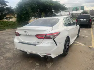 Toyota Camry SE FWD (2.5L 4cyl 8AM) 2018 White