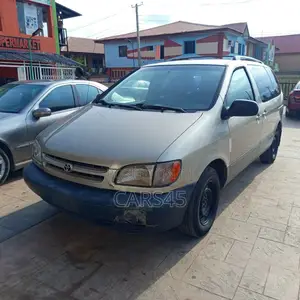 Toyota Sienna 2000 Gold