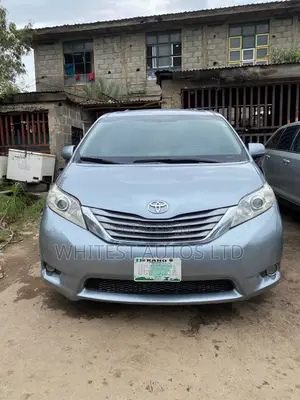 Toyota Sienna LE 7 Passenger Mobility (3.5L 6cyl 6A) 2016 Blue