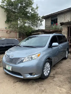 Toyota Sienna LE 7 Passenger Mobility (3.5L 6cyl 6A) 2016 Blue