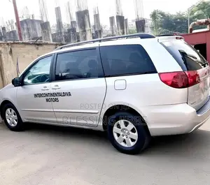 Toyota Sienna 2009 Silver