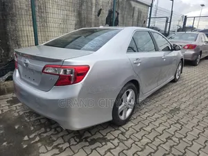 Toyota Camry SE 4dr Sedan w/Prod. End 11/13 (2.5L 4cyl 6A) 2014 Silver