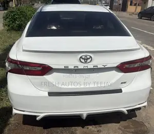 Toyota Camry SE FWD (2.5L 4cyl 8AM) 2018 White