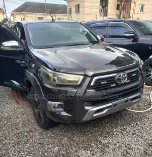 Toyota Hilux 2022 Black