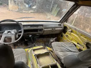 Nissan Vanette 1991 Orange