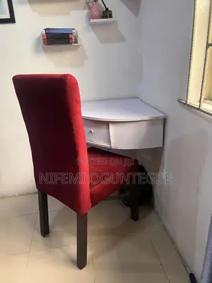 Floting Table Chair
