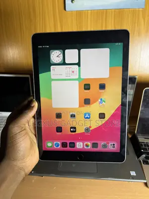 Apple iPad 9.7 32 GB Gray