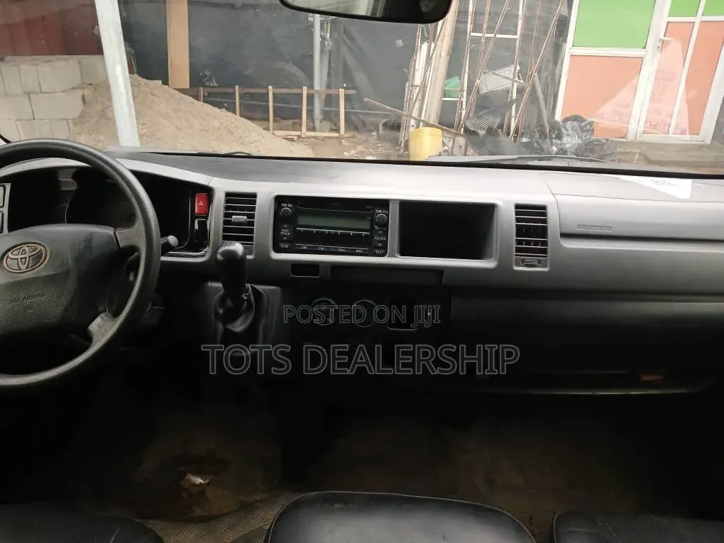 Toyota HiAce 2010 White