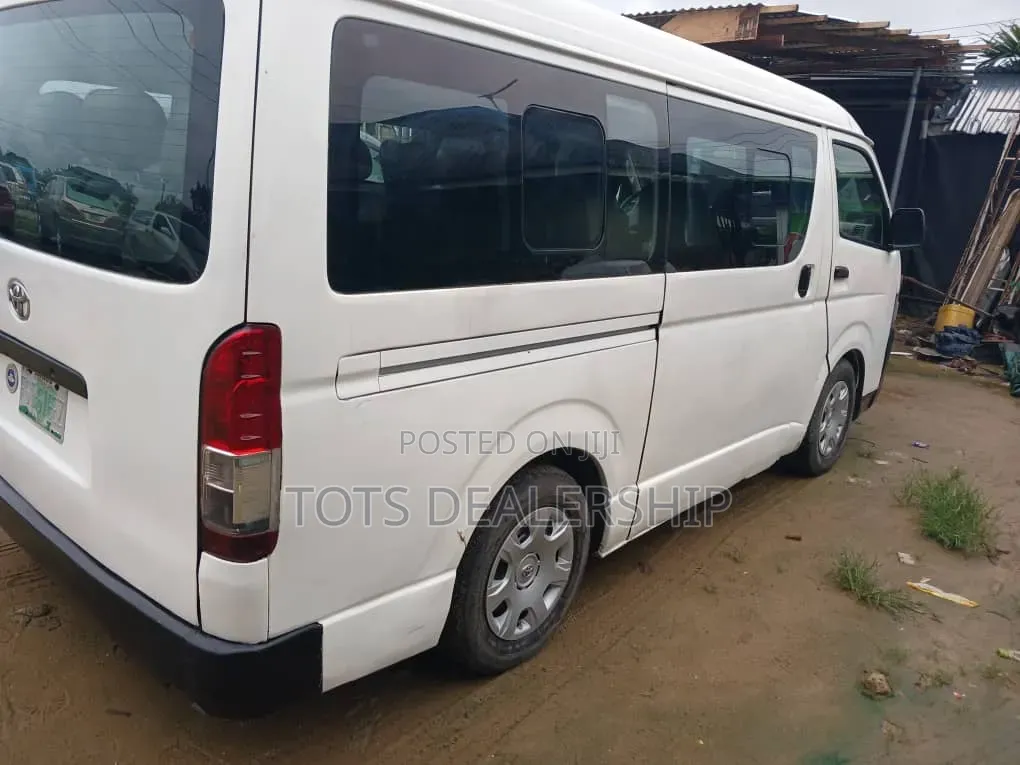 Toyota HiAce 2010 White