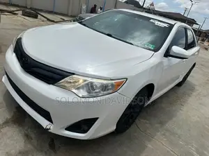 Toyota Camry XLE 4dr Sedan (2.5L 4cyl 6A) 2012 White