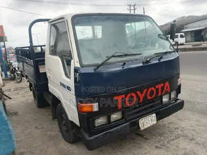 Toyota Dyna With 6 Tyres