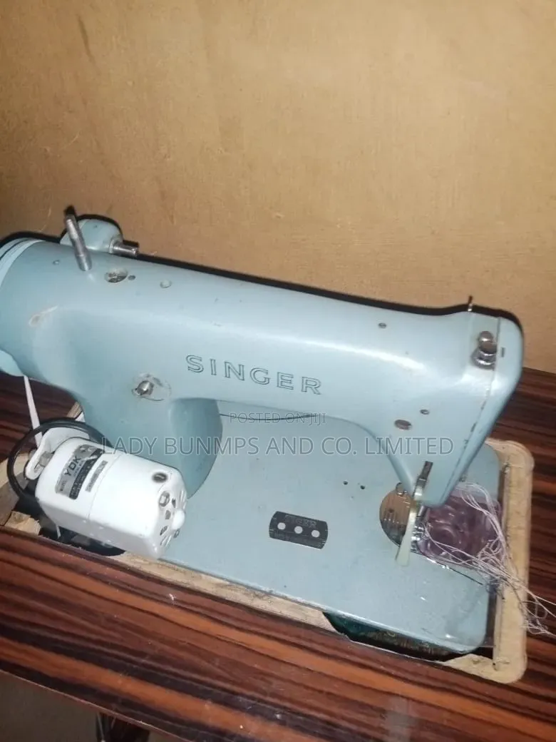 SINGER Sewing Machine.