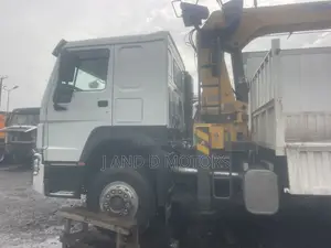 Very Clean and Sharp Sinotruck Howo Lifter
