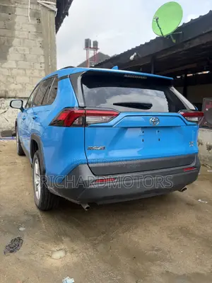 Toyota RAV4 XLE Premium FWD 2020 Blue