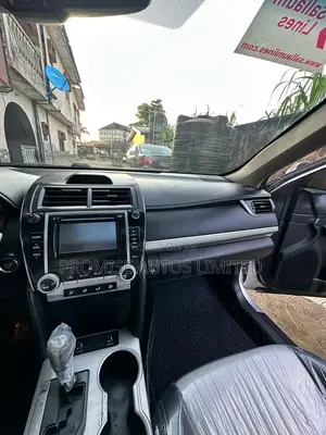 Toyota Camry SE 4dr Sedan (2.5L 4cyl 6A) 2012 Silver