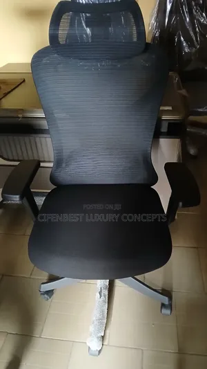 Executive Swivel Office Chair With Armedrest and Headrest