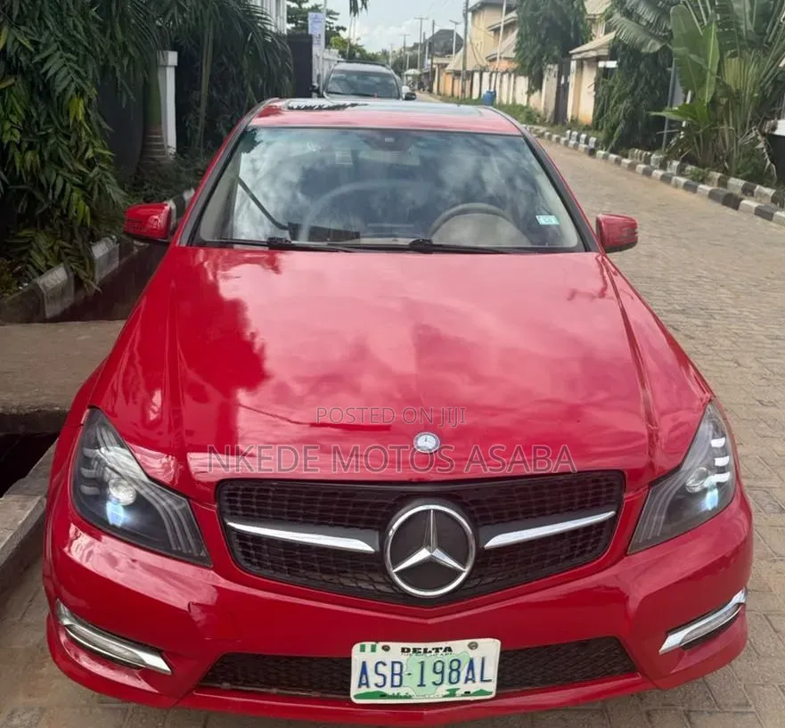 Mercedes-Benz C300 2009 Red