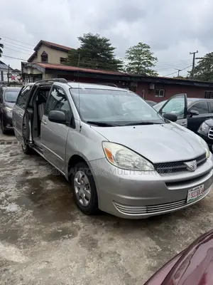 Toyota Sienna LE AWD (3.3L V6 5A) 2004 Gold