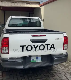 Toyota Hilux 2024 White