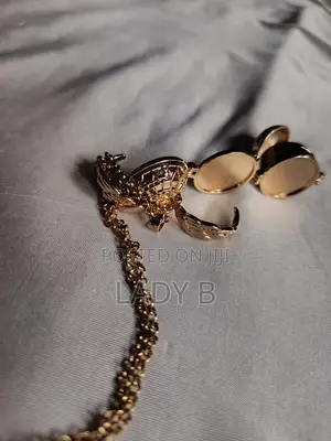 Golden Luxury Vintage Style 4-Photo Folding Locket With Angel Wings