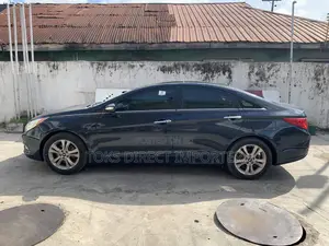 Hyundai Sonata Limited Sedan FWD (2.4L 4cyl 6A) 2012