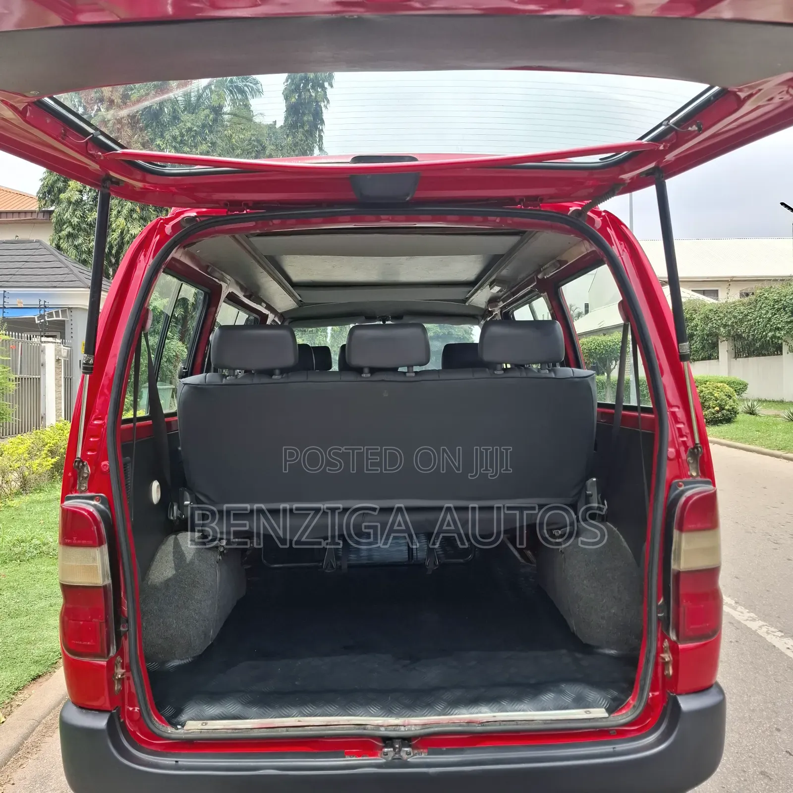 Toyota HiAce 2004 Red