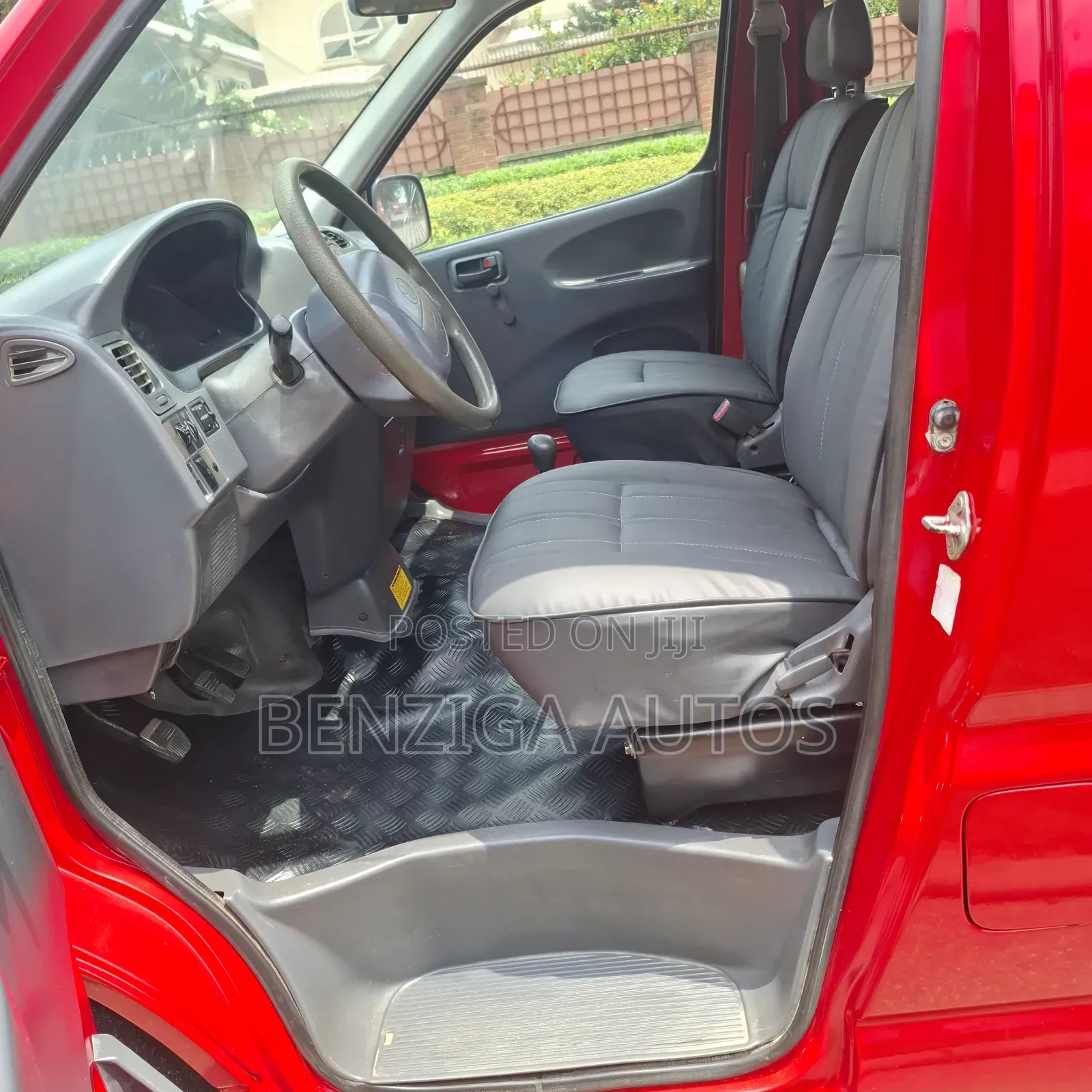 Toyota HiAce 2004 Red