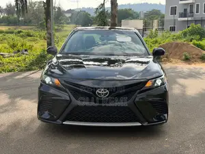 Toyota Camry SE FWD (2.5L 4cyl 8AM) 2018 Black