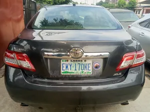 Toyota Camry XLE V6 4dr Sedan (3.5L 6cyl 6AM) 2010 Gray