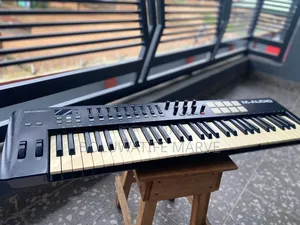 M Audio - Oxygen61 Studio Keyboard